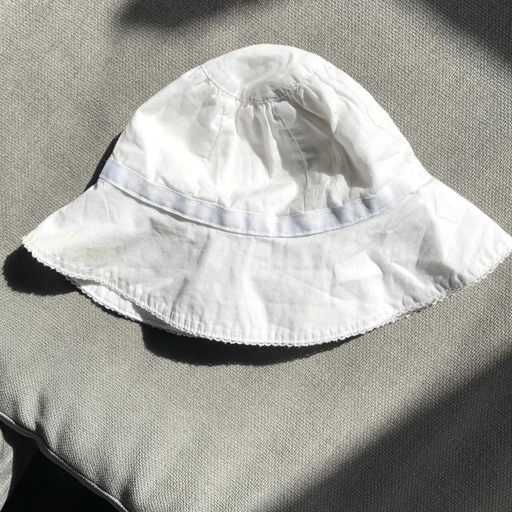 Janie and jack white sun hat 0-3 months with Velcro strap